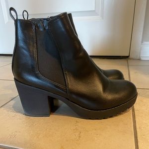 Refresh Black Heeled Bootie, size 10